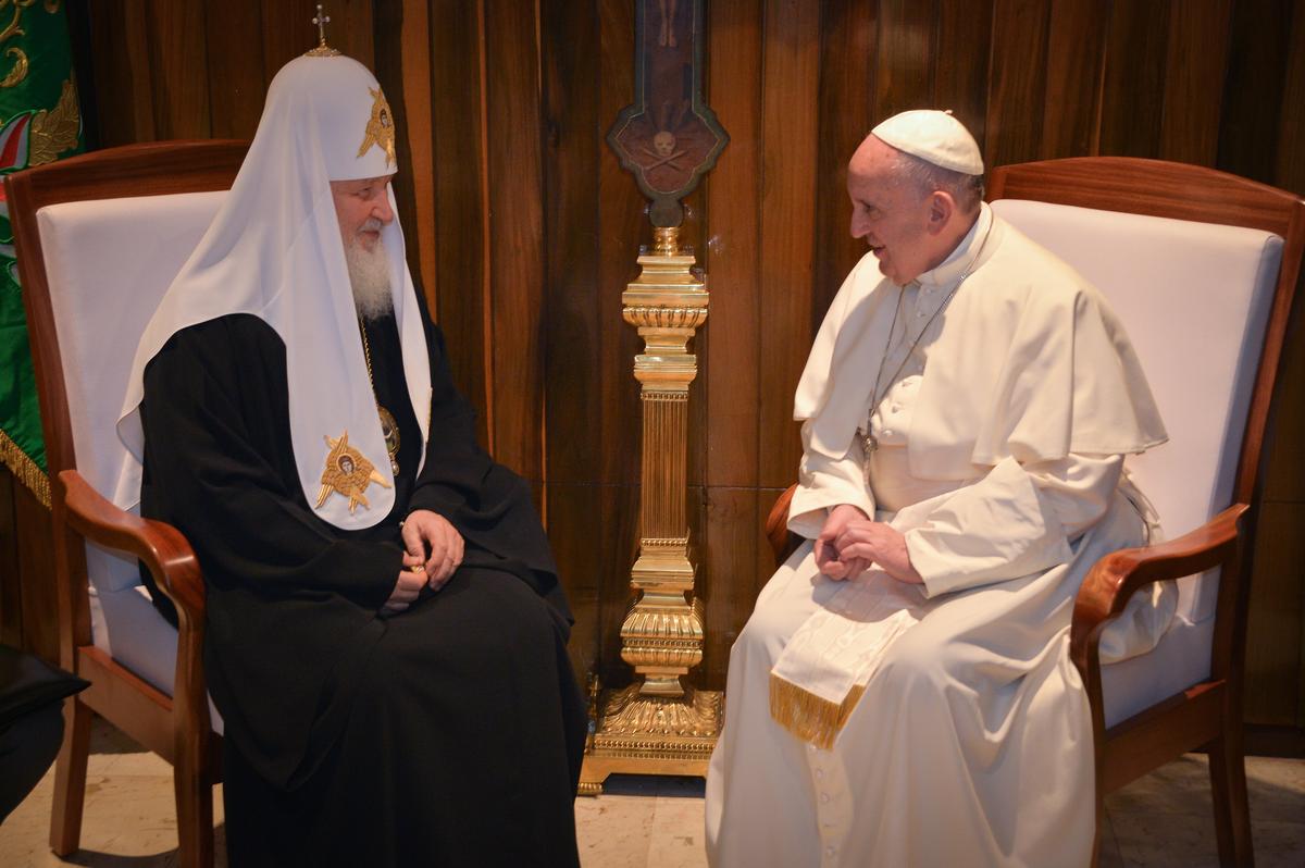 Pope Francis (R) and Patriarch Kirill meet in Havana, Cuba, 12 February 2016. Photo: EPA / ADALBERTO ROQUE / POOL