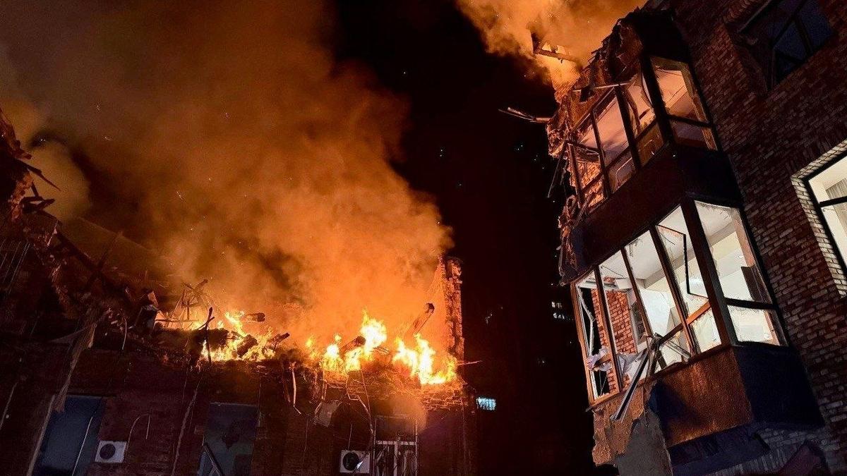 Около 20 человек погибли и 100 пострадали при обстрелах России и Украины